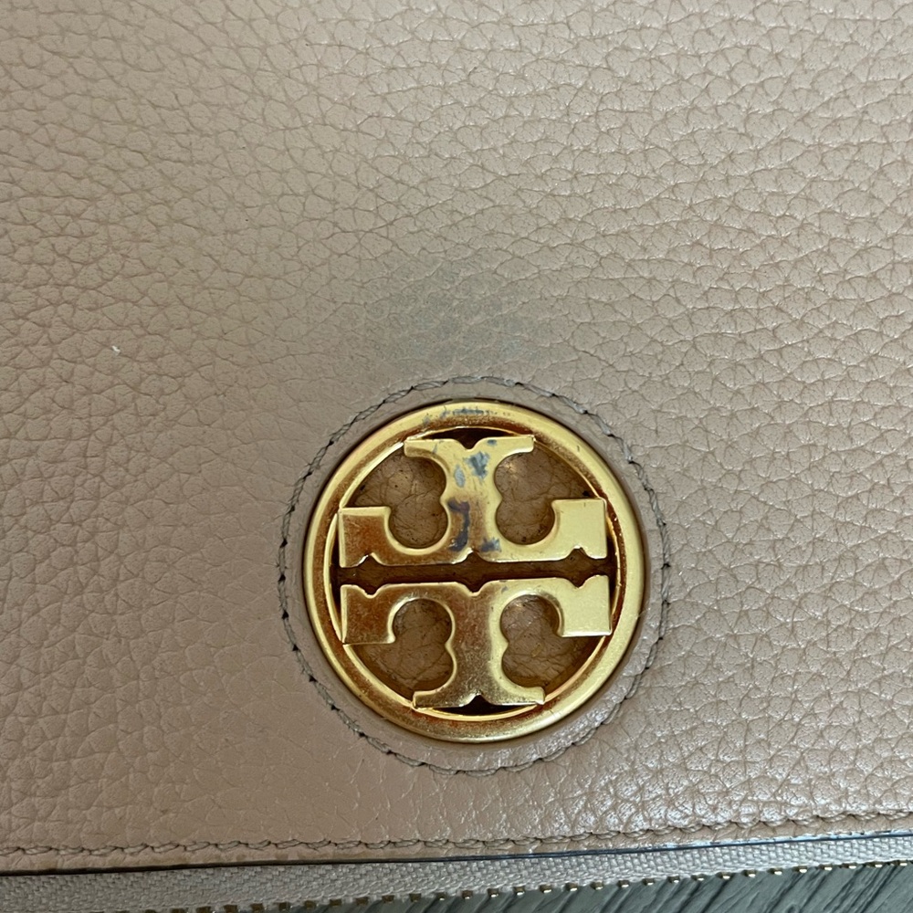 Tory Burch Beige Wallet with Gold Logo - Picture 10 of 15
